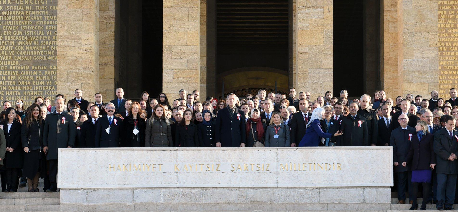 BAKAN SELÇUK, 81 İLDEN GELEN ÖĞRETMENLERLE ANITKABİR´İ ZİYARET ETTİ