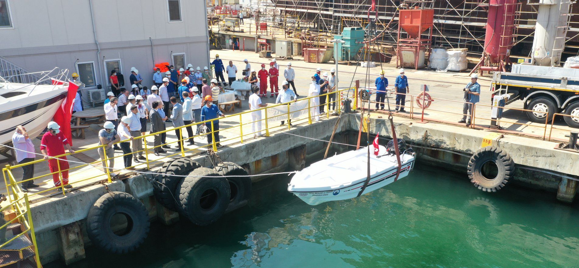 MESLEK LİSESİ ÖĞRENCİLERİNİN YAPTIĞI TEKNE, MARMARA'YLA BULUŞTU