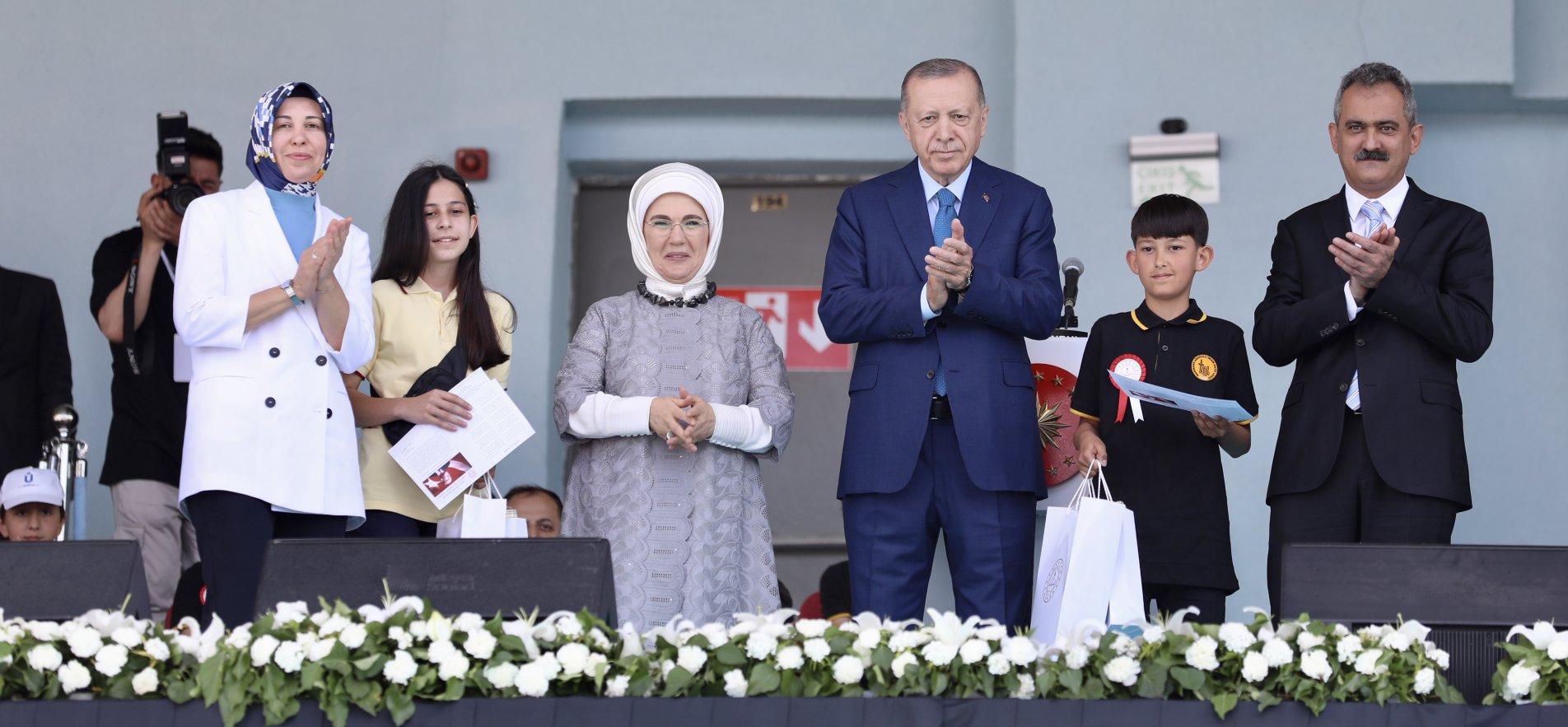 CUMHURBAŞKANI ERDOĞAN VE BAKAN ÖZER, KARNE DAĞITIM TÖRENİNE KATILDI