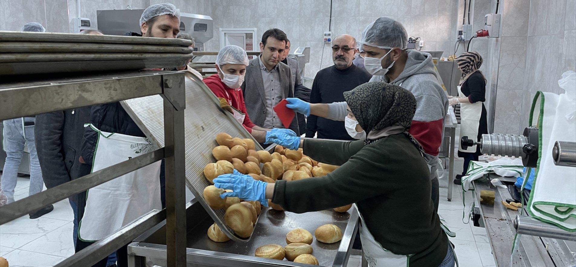 ELAZIĞ'DA GÖNÜLLÜ ÖĞRETMENLER DEPREMZEDELER İÇİN EKMEK VE ÇORBA PİŞİRİYOR